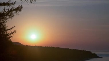 ProRes. Zaman atlamalı güneş ışınları bulutlar görünümü gündoğumu. Manzara. Sibirya.