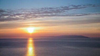 ProRes. Zaman atlamalı güneş ışınları bulutlar görünümü gündoğumu. Manzara. Sibirya.