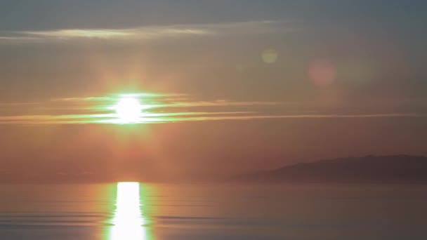 ProRes. Zeitraffer Sonnenstrahlen Wolken Ansicht Sonnenaufgang. Landschaft. Sibirien. — Stockvideo