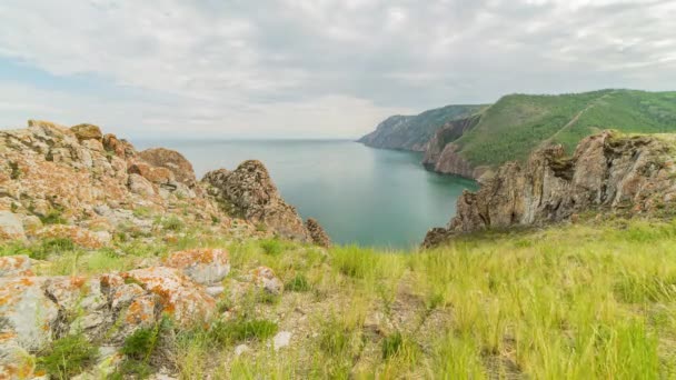 Prove. Time lapse Nuvole Vista Paesaggio. Siberia. Baikal riva del lago . — Video Stock