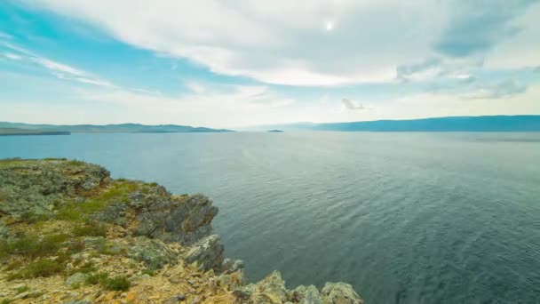ProRes. Zaman atlamalı bulutlar görünümü manzara. Sibirya. Baykal göl kıyısı. — Stok video