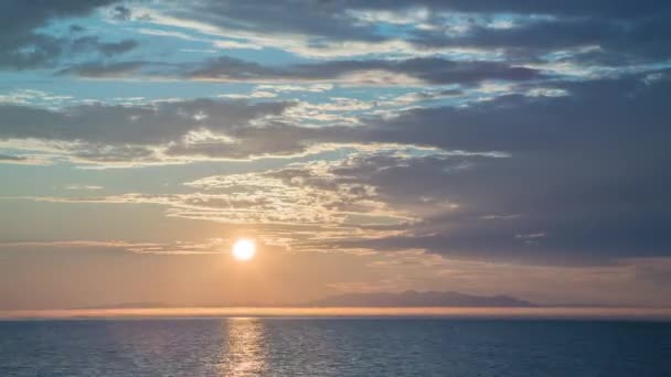 ProRes. Zeitraffer Sonnenstrahlen Wolken Ansicht Sonnenaufgang. Landschaft. Sibirien. — Stockvideo