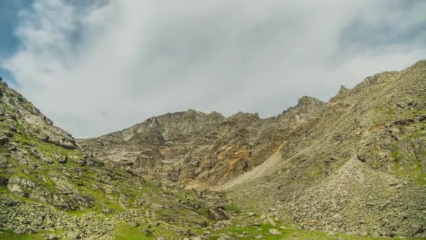 Prores。時間の経過。山の上の雲の動きと形成。風景です。シベリア. — ストック動画