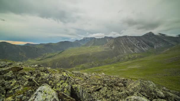 ProRes. Upływ czasu. Formacji i ruchu chmur nad górami. Krajobraz. Siberia. — Wideo stockowe