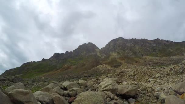 Prores입니다. 시간 경과입니다. 형성 및 산에 구름의 움직임. 풍경입니다. 시베리아. — 비디오