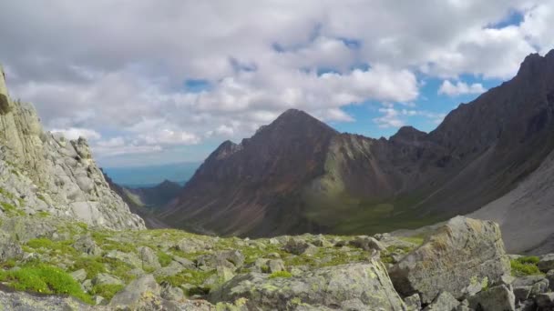 ProRes. Tid förflutit. Bildning och rörligheten för moln över bergen. Landskap. Sibirien. — Stockvideo