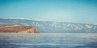 Baykal Gölü. Buz, kayalar, Sibirya'da manzara kış