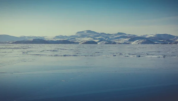 Bajkal sjön. Is, stenar, vinter landskap i Sibirien — Stockfoto