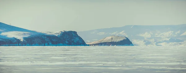Jezioro Bajkał. Lodu, skał, zimowy krajobraz na Syberii — Zdjęcie stockowe