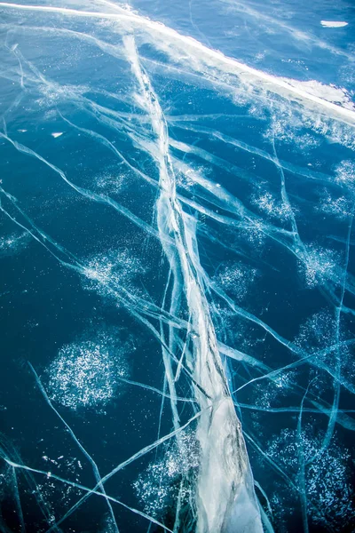 Sprickor i isen. Vinter i Sibirien, Bajkal sjön. — Stockfoto