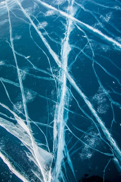 Grietas en el hielo. Invierno en Siberia, Lago Baikal . —  Fotos de Stock