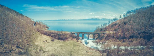 Baykal göl kıyısı ve havadan görünümü kayalardan. Landscape.Bridge