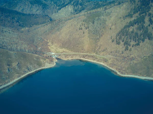 Baykal göl kıyısı ve havadan görünümü kayalardan. Manzara.