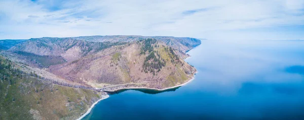 Baykal göl kıyısı ve havadan görünümü kayalardan. Manzara.
