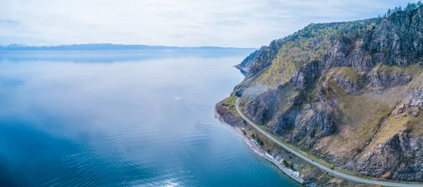 Baykal göl kıyısı ve havadan görünümü kayalardan. Manzara.