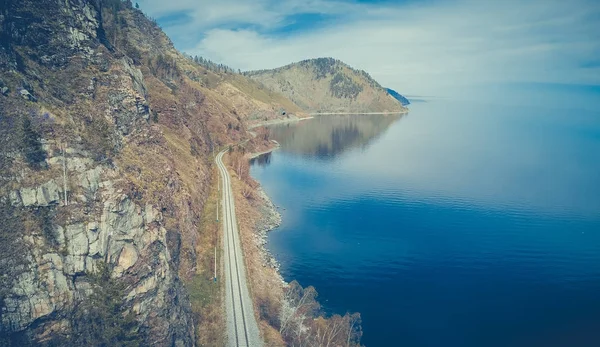 Baikal orilla del lago y rocas desde la vista aérea. Paisaje . —  Fotos de Stock
