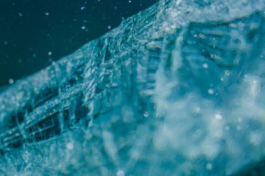 Buz çatlaklar. Kışın Sibirya, Baykal Gölü.