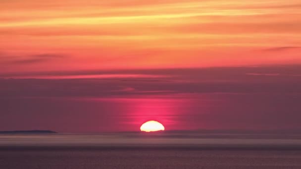 ProRes. Idő telik el nap sugarai felhők nézet Sunrise. Táj. Siberia. — Stock videók