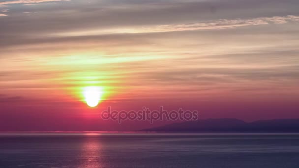 ProRes. Zeitraffer Sonnenstrahlen Wolken Ansicht Sonnenaufgang. Landschaft. Sibirien. — Stockvideo