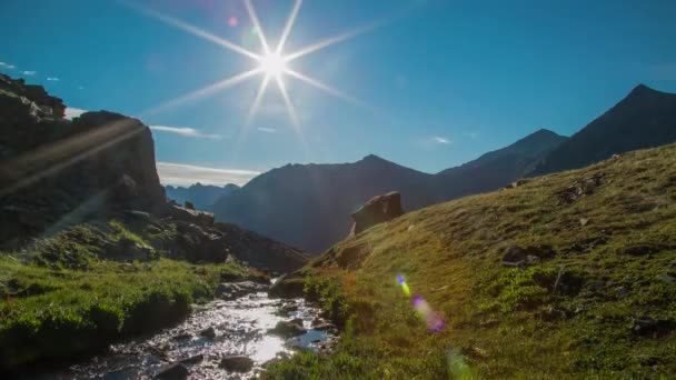 ProRes. Tidsinställd solen strålar moln Visa Sunrise. Landskap. Sibirien. — Stockvideo