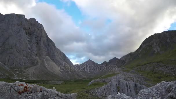 ProRes. Desfasamento temporal. A formação e o movimento das nuvens sobre as montanhas. Paisagem. Sibéria . — Vídeo de Stock