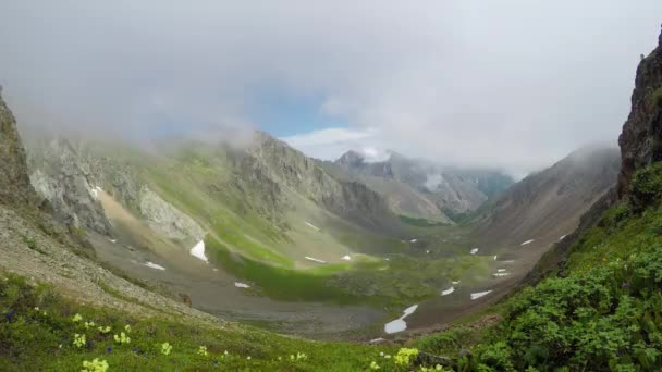 ProRes. Idő telik el. A formáció és a mozgás, a felhők fölött a hegyekben. Táj. Siberia. — Stock videók