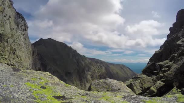 ProRes. Idő telik el. A formáció és a mozgás, a felhők fölött a hegyekben. Táj. Siberia. — Stock videók