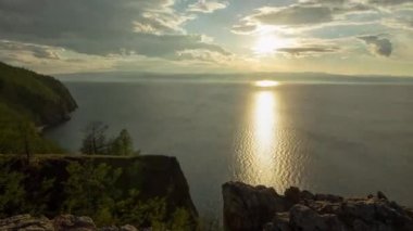 ProRes. Sundown günbatımı zamanı hızlandırılmış güneş ışınları bulutlar görüntüleyin. Manzara. Sibirya.