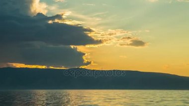 ProRes. Sundown günbatımı zamanı hızlandırılmış güneş ışınları bulutlar görüntüleyin. Manzara. Sibirya.