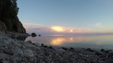 ProRes. Sundown günbatımı zamanı hızlandırılmış güneş ışınları bulutlar görüntüleyin. Manzara. Sibirya.