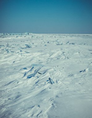 Baykal Gölü. Sibirya'da kış manzarası. Buz