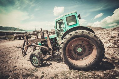 Eski traktör. Eski metal makine.