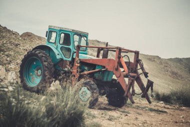 Eski traktör. Eski metal makine.