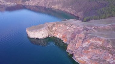 ProRes. Baykal göl kıyısı ve havadan görünümü kayalardan. Manzara.