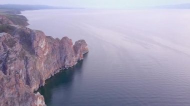 ProRes. Baykal göl kıyısı ve havadan görünümü kayalardan. Manzara.