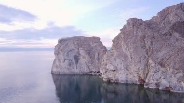 ProRes. Baykal göl kıyısı ve havadan görünümü kayalardan. Manzara.