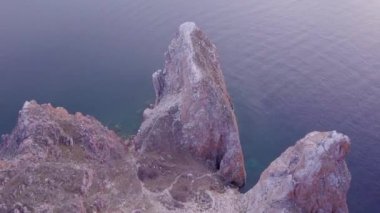 ProRes. Baykal göl kıyısı ve havadan görünümü kayalardan. Manzara.