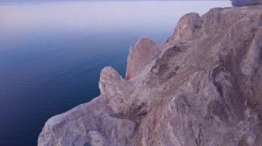 ProRes. Baykal göl kıyısı ve havadan görünümü kayalardan. Manzara.