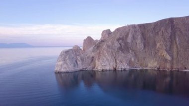 ProRes. Baykal göl kıyısı ve havadan görünümü kayalardan. Manzara.