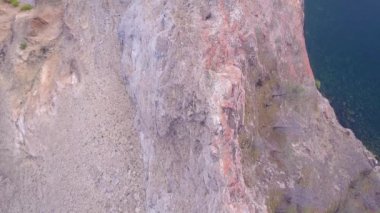 ProRes. Baykal göl kıyısı ve havadan görünümü kayalardan. Manzara.