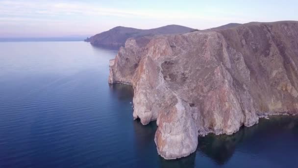 ProRes. Baïkal rive du lac et rochers de vue aérienne. Paysage .
