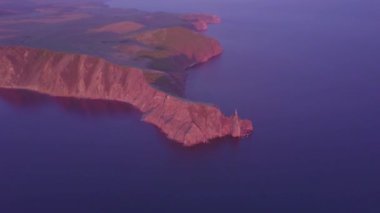 ProRes. Baykal göl kıyısı ve havadan görünümü kayalardan. Manzara.