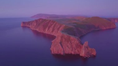 ProRes. Baykal göl kıyısı ve havadan görünümü kayalardan. Manzara.