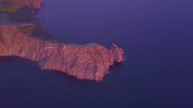 ProRes. Baykal göl kıyısı ve havadan görünümü kayalardan. Manzara.