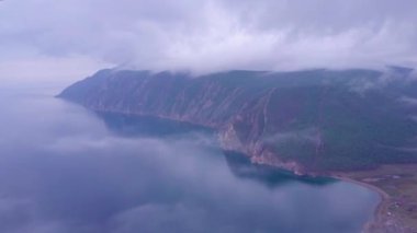 ProRes. Baykal göl kıyısı ve havadan görünümü kayalardan. Manzara.