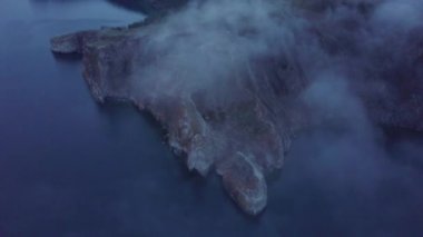 ProRes. Baykal göl kıyısı ve havadan görünümü kayalardan. Manzara.