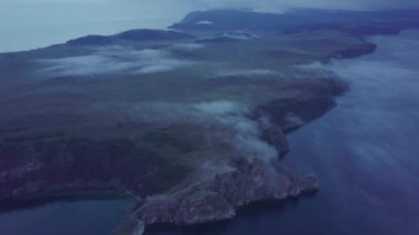 ProRes. Baykal göl kıyısı ve havadan görünümü kayalardan. Manzara.
