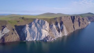 ProRes. Baykal göl kıyısı ve havadan görünümü kayalardan. Manzara.