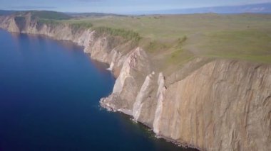 ProRes. Baykal göl kıyısı ve havadan görünümü kayalardan. Manzara.