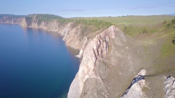Prores贝加尔湖湖岸边和岩石从空中鸟瞰 — 图库视频影像